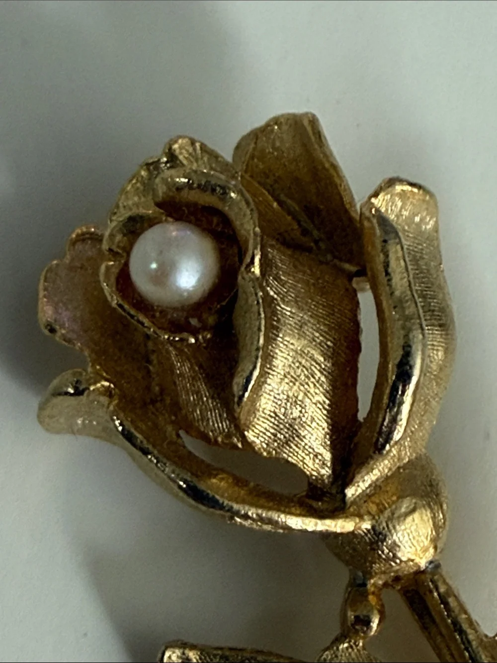 Vintage Gold-Tone Rose Brooch with Pearl Accent - Women Jewelry pin Classic